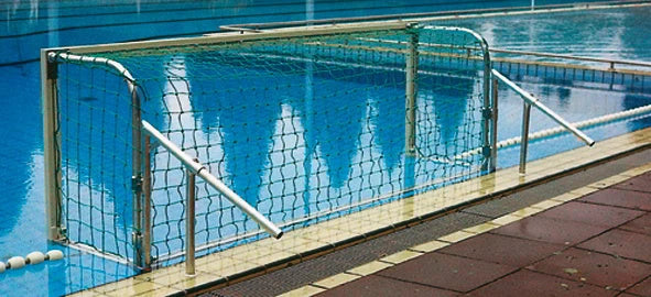 Coppia di reti bianche per le porte della pallanuoto