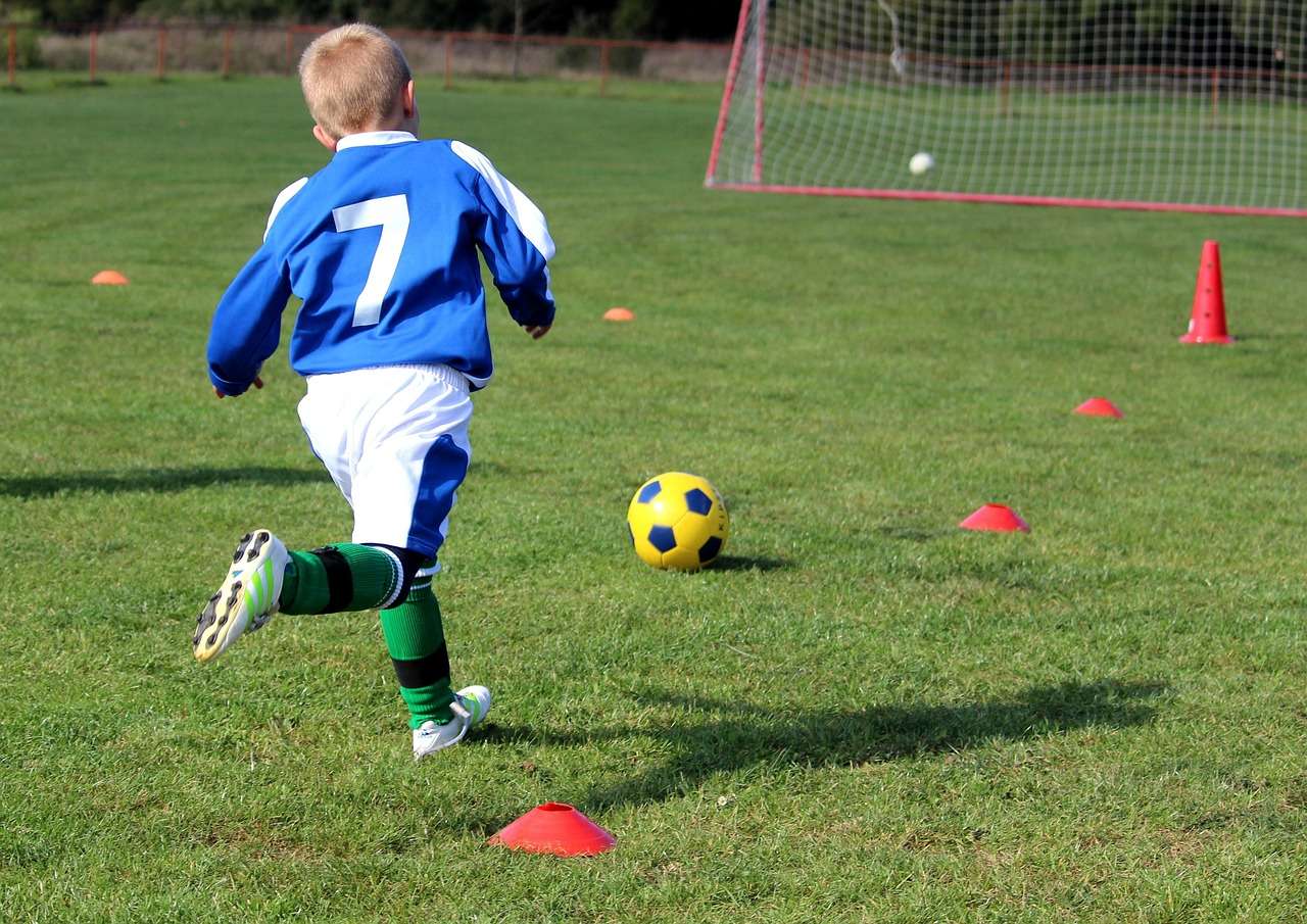 photo Il vincitore del test del gol di calcio per bambini