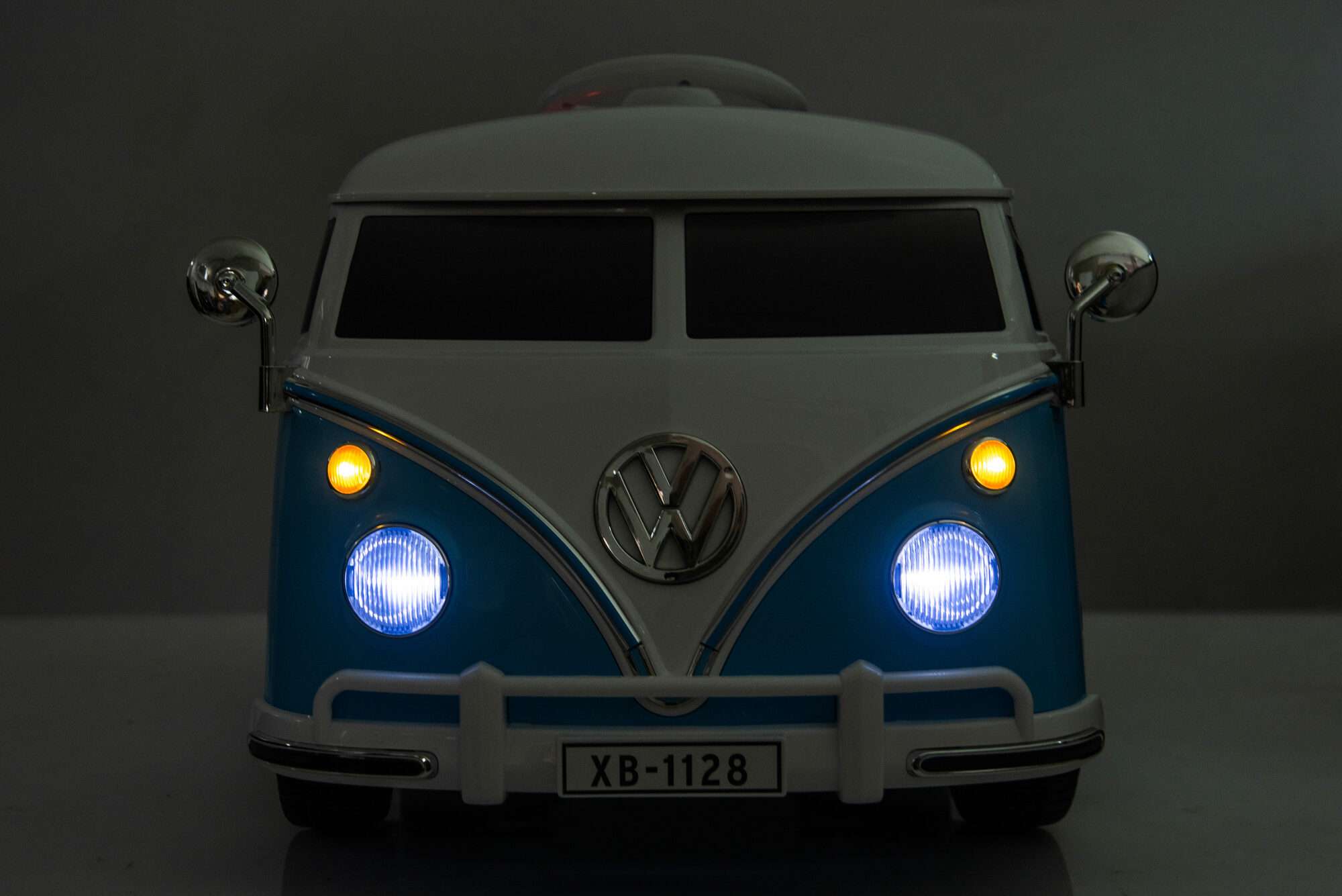 Image du produit : Auto elettrica ufficiale Volkswagen per bambini - Blu e bianca (da 3 a 8 anni)